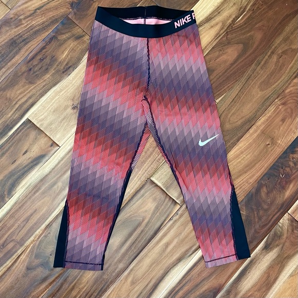 NIKE Pro Women's Cool Dri-Fit Capri Pants Size Medium - Picture 2 of 11